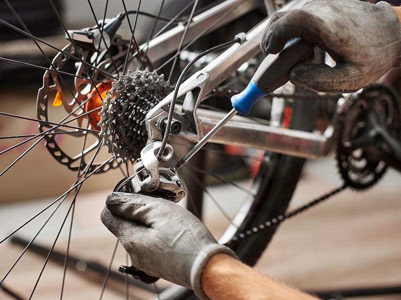 réparation d'une pédale de vélo